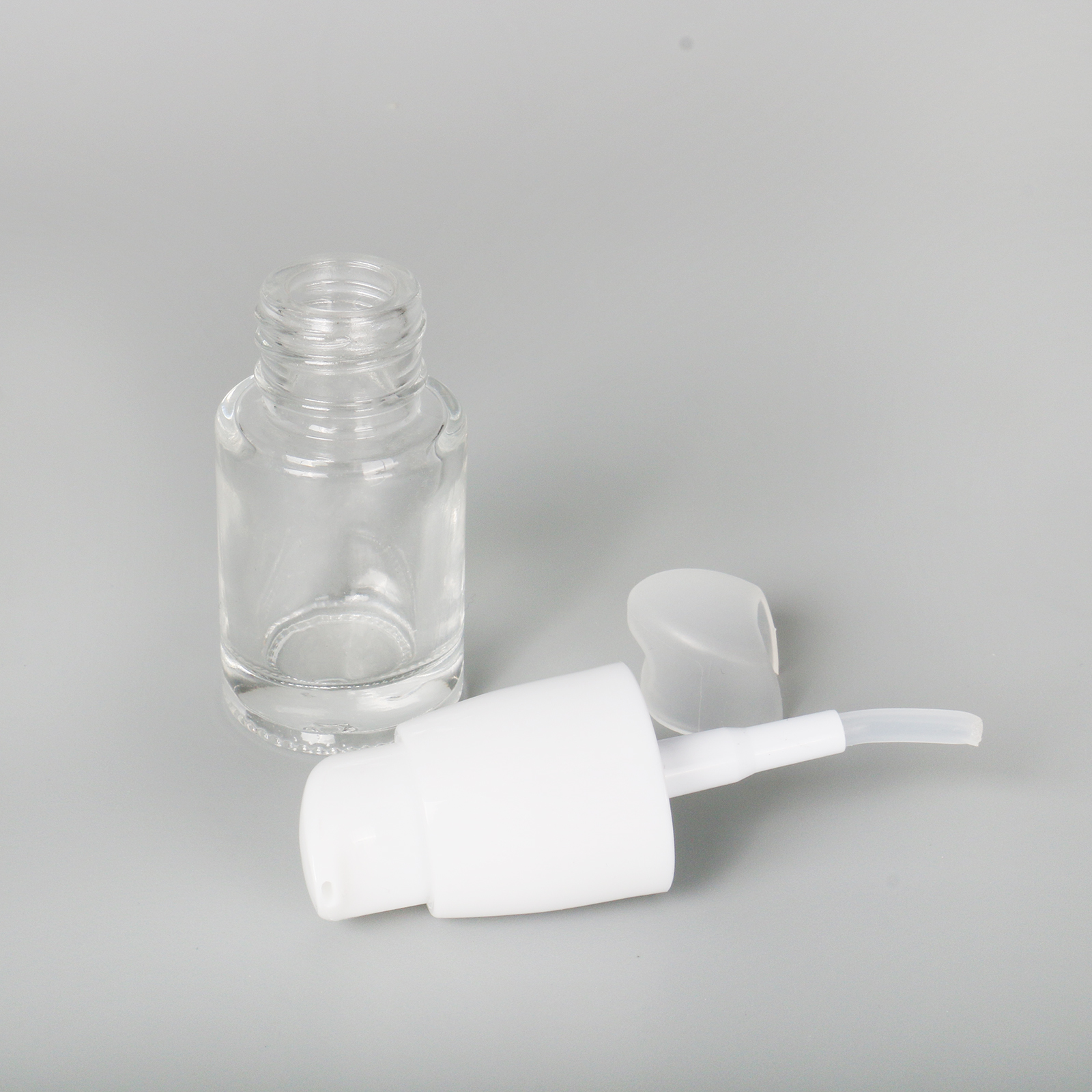 Eco Friendly 30ml 60ml 100ml Round Cosmetic Packaging Clear Empty Face Serum Pump Lotion Foundation Bottle Glass Serum Bottle With Pump
