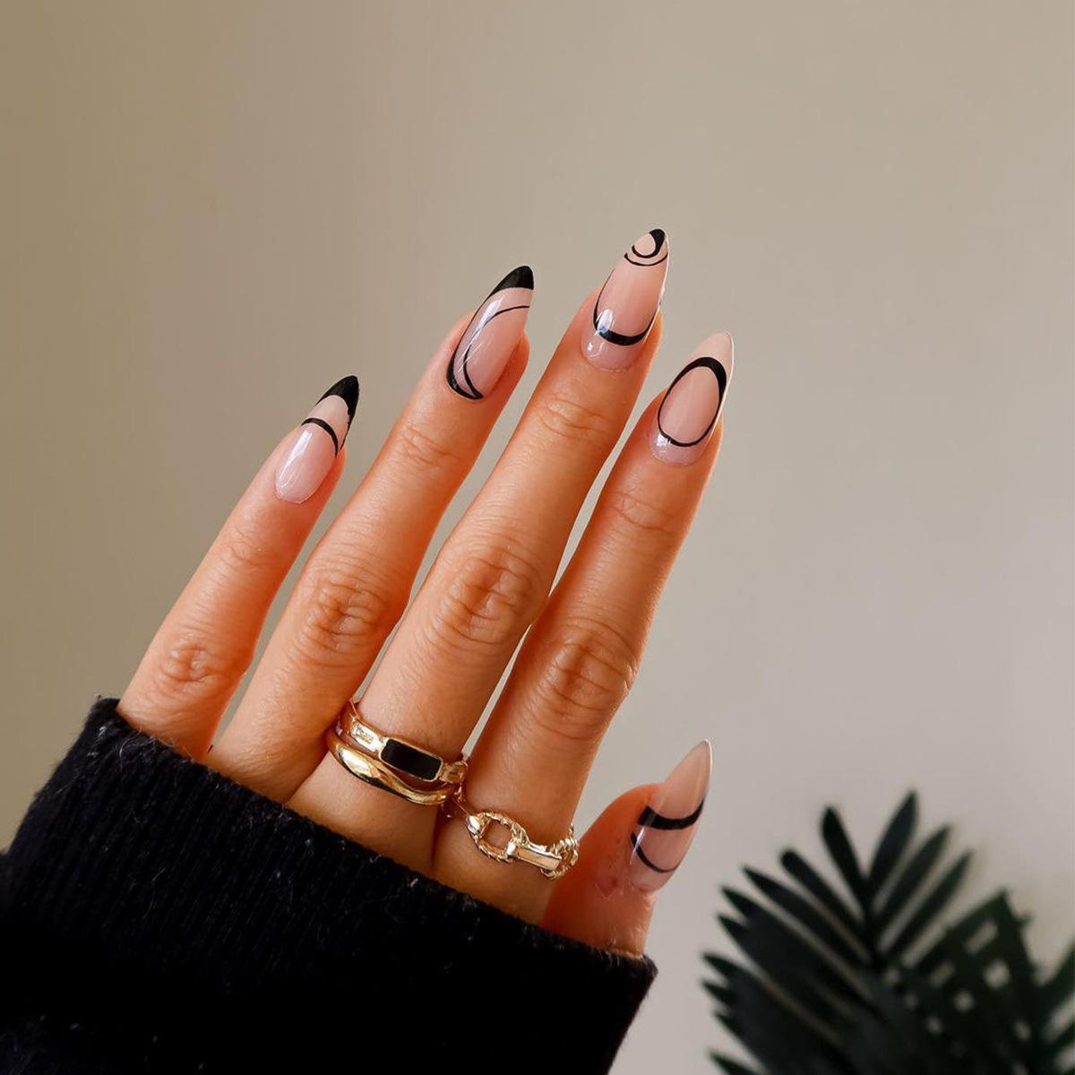 Simple Wave Line Pattern Fake Nail Kit Premade Stiletto Almond Shape Press On Nails
