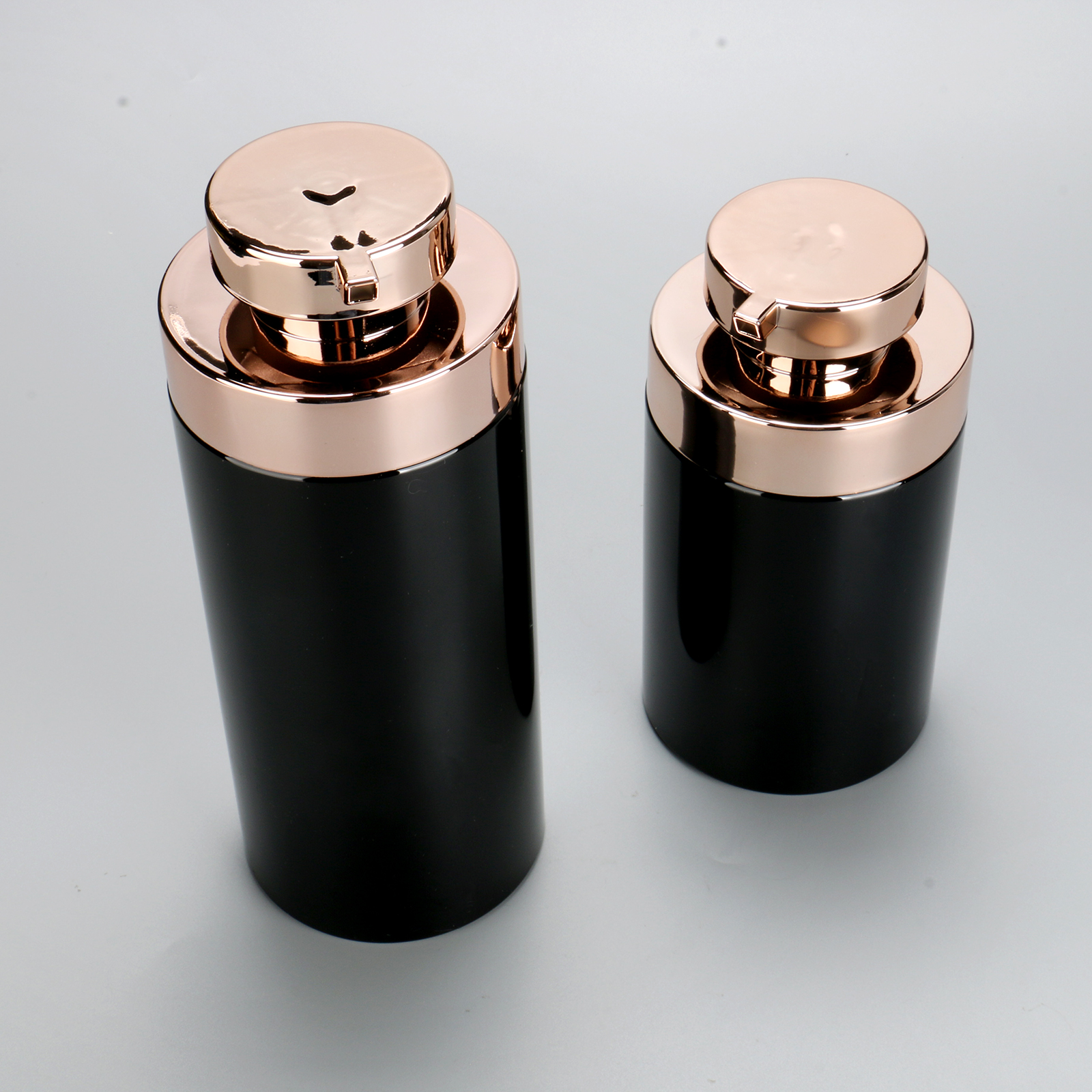 500ml 750ml Flat Shoulder Round Lotion Shower Gel Bottle Black PET Plastic Shampoo Bottle With Gold Lotion Pump